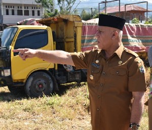 Dilarang Masyarakat, Bupati Kumpulkan  Truk sampah di Rumah Pribadi